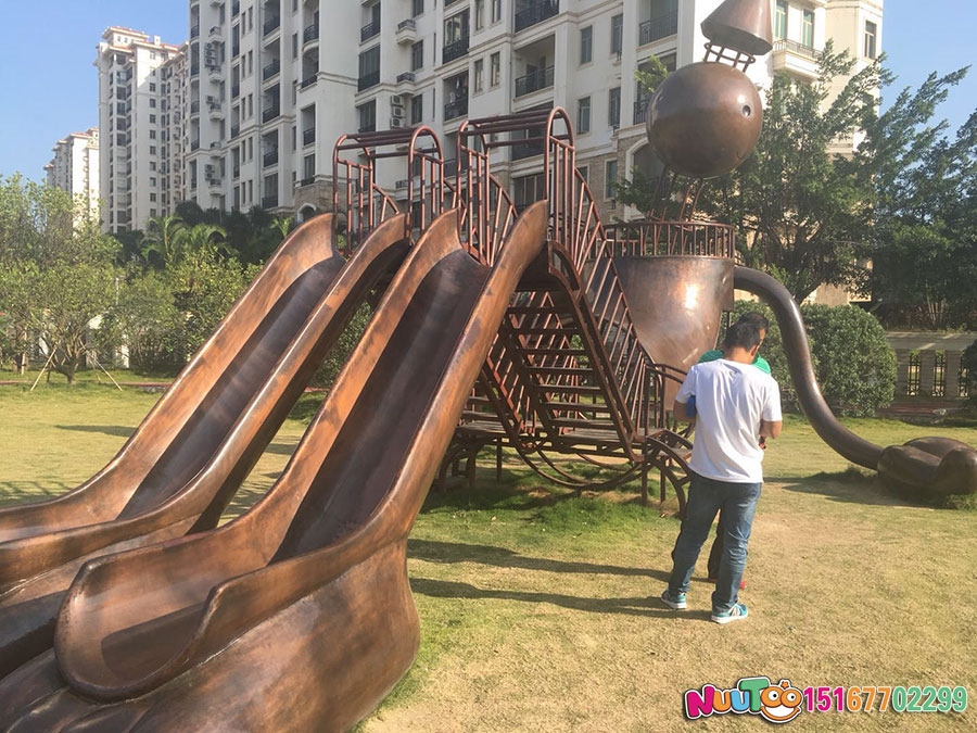 如何降低戶外滑梯的危險(xiǎn)系數(shù)？有以下三個(gè)方面