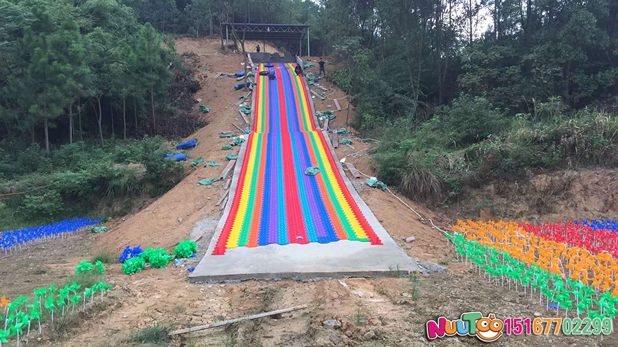 彩虹滑道投資多少錢，根據(jù)規(guī)模和檔次來決定